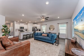 Smart TV, table tennis - Escape the cold. 4BR/3BA l In-Law Suite l 2 Pools | Beach l Golf Cart (Port St Joe)