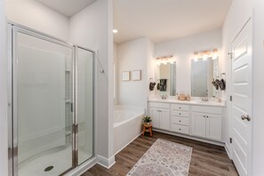 Combined shower/tub, hair dryer, towels