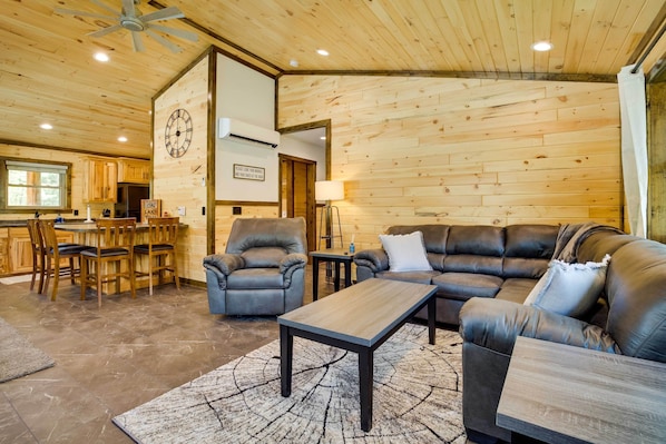 TV - Near Memorial Park: Lake Arbutus Vacation Rental (Hatfield)