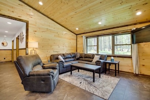 TV - Near Memorial Park: Lake Arbutus Vacation Rental (Hatfield)