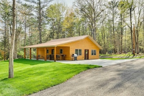 Exterior - Near Memorial Park: Lake Arbutus Vacation Rental (Hatfield)