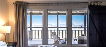 Outland Skyhaus - CHIC Luxury Vacation Home 3 Mins from Town!