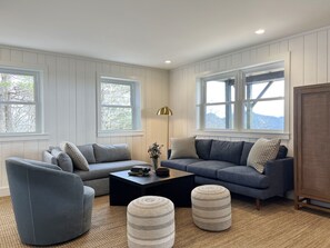 TV, fireplace - Outland Skyhaus - CHIC Luxury Vacation Home 3 Mins from Town! (Cashiers)