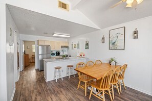 Dining - Oceanfront 2BR Cottage w/ Sunsets Views, Comfy and Pet/Family Friendly (Surfside beach)