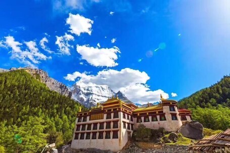Exterior. Yading Paradise Inn