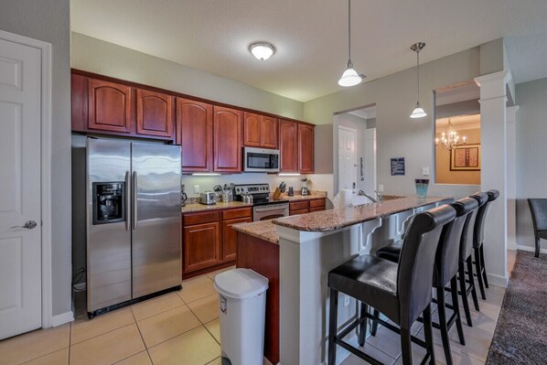 ثلاجة، ميكروويف، فرن، موقد طهي مسطح