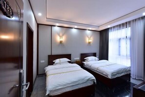 A hotel room with two beds, a large window with curtains, and wall-mounted lighting. - Ningxiang Shande Hall Inn (Ningxiang)
