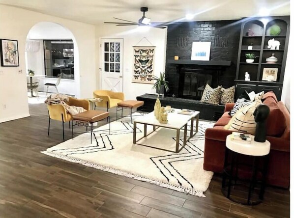 Fernseher, Kamin, Bücher