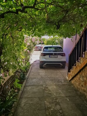 Property grounds - Apartment Kostanjevac with Terrace and Sea View (Vir)