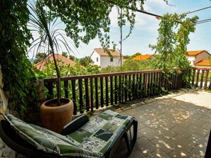 Terrace/patio - Apartment Kostanjevac with Terrace and Sea View (Vir)