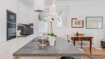 Frigorifero, microonde, forno, piano cottura