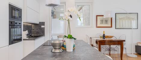 Frigorifero, microonde, forno, piano cottura