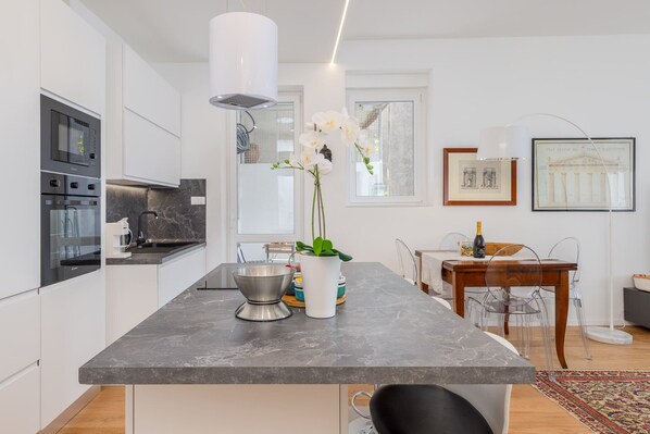 Kühlschrank, Mikrowelle, Ofen, Herdplatte