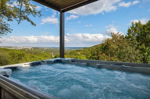 Outdoor Living at Its Finest - Group Spa, Fire Gathering, Star Dining