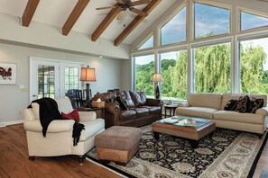 Smart TV, fireplace, books - Northwestern North Carolina wine country in the Appalachian foothills (Ronda)