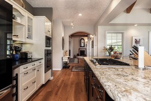 Fridge, microwave, oven, stovetop - Northwestern North Carolina wine country in the Appalachian foothills (Ronda)