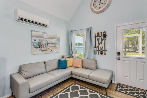 Smart TV - Castaway Tiny Home in Bon Secour near Bon Secour River, 8 miles to sportsplex (Bon Secour)