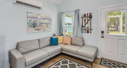 Castaway Tiny Home in Bon Secour near Bon Secour River, 8 miles to sportsplex