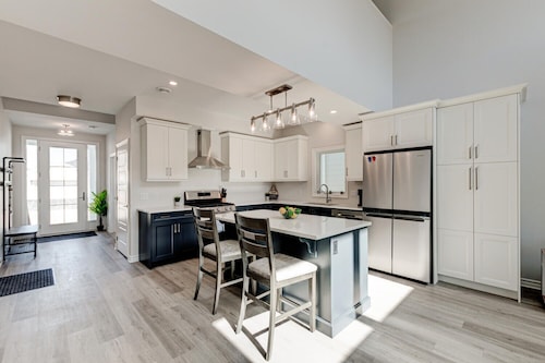 Cozy, spacious family home w/ Arcade! 5 mins from Beach!