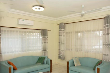 Smart TV. DAA DINGBE SUITES - Luxury Two Bedroom Apartment #3