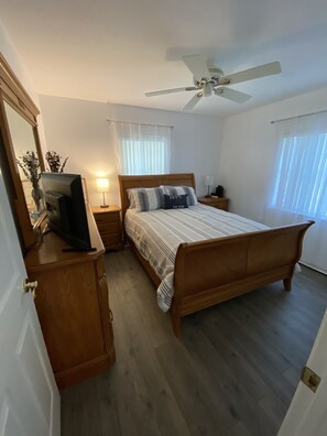 3 slaapkamers, een strijkplank/strijkijzer, reisbedje, gratis wifi