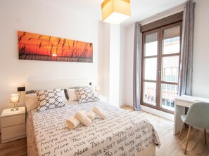 2 habitaciones, escritorio y tabla de planchar con plancha 