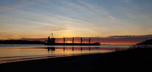 Sun loungers, beach towels - River Loft Cabin on Columbia, River Loft Cabin (Skamokawa)