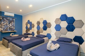 Escritorio y espacio para trabajar con laptop 