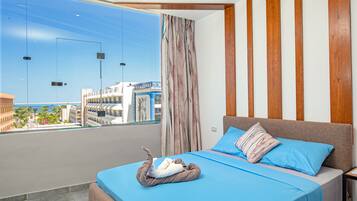 Deluxe Double Room, Sea View | 1 bilik tidur, meja, ruang kerja komputer riba, kalis bunyi