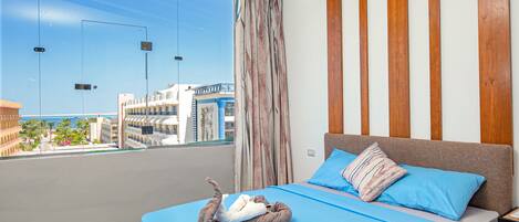 Escritorio y espacio para trabajar con laptop