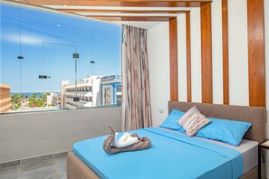 Deluxe-Doppelzimmer, Meerblick | Schreibtisch, laptopgeeigneter Arbeitsplatz, schallisolierte Zimmer