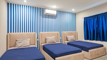 Basic trippelrum | Skrivbord, arbetsyta för laptop, ljudisolering och gratis wi-fi