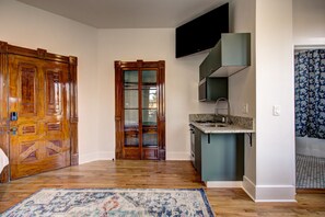 ثلاجة، ميكروويف، فرن، موقد طهي مسطح