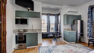 Coffee/tea maker, fridge, microwave, oven