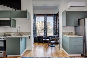 ثلاجة، ميكروويف، فرن، موقد طهي مسطح