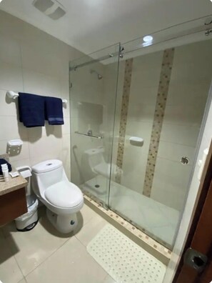 Shower, hair dryer, towels, soap - Nice apartment, Las Penas-Riverfront 1 (Guayaquil)
