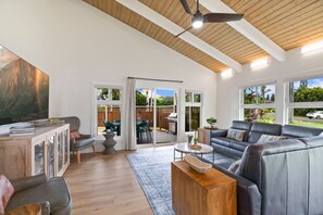 Smart-TV, DVD-spiller, bøker og filmbibliotek