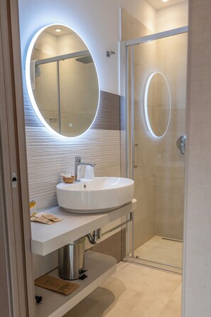 Basic Double Room | Bathroom | Shower, rainfall showerhead, free toiletries, hair dryer - Divina Holiday  (Maiori)