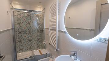 Appartement Familial | Salle de bain | Douche, douche à « effet pluie », articles de toilette gratuits