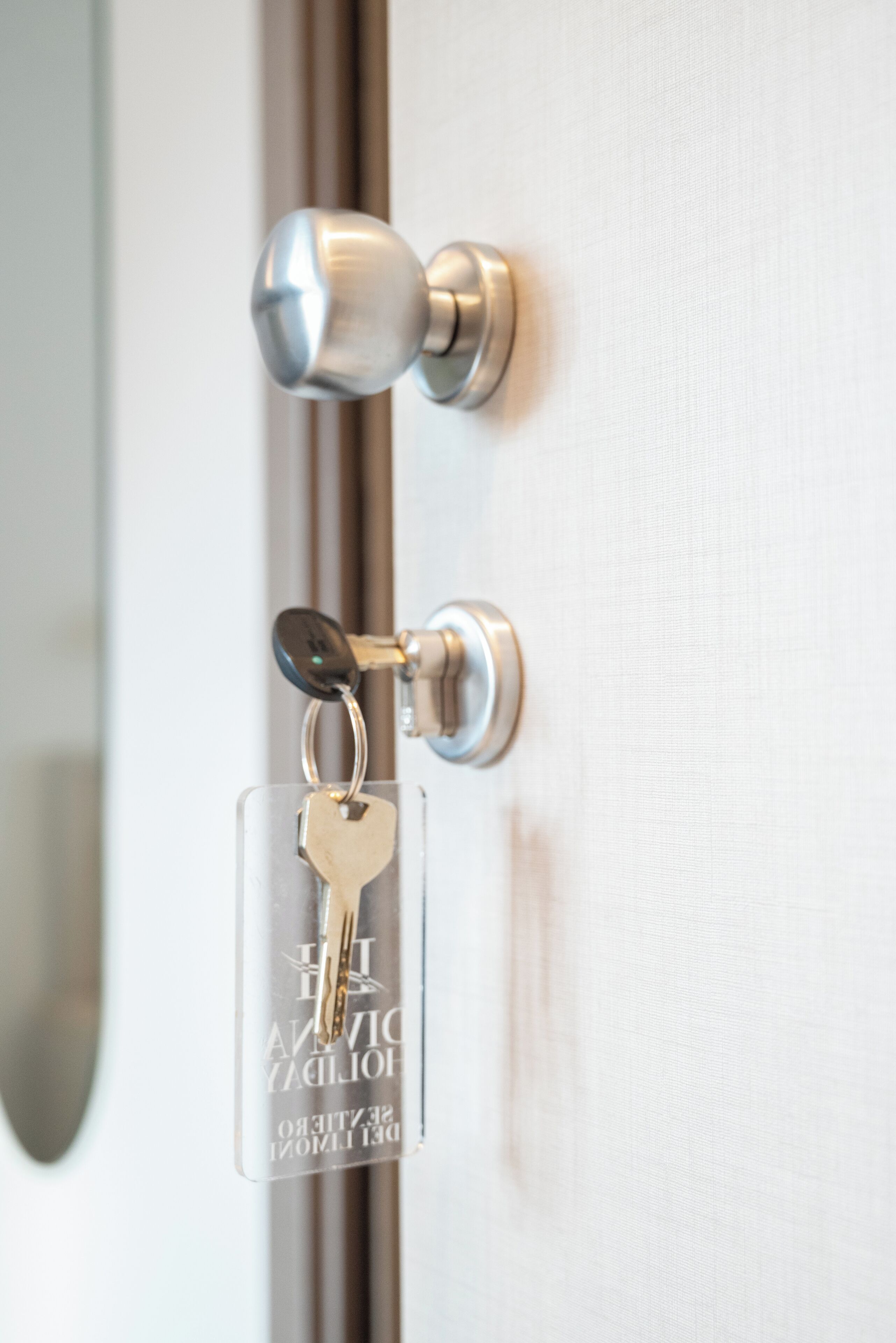 Une porte avec un trou de serrure et un porte-clés avec une clé.