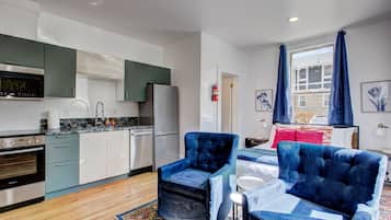 Réfrigérateur, micro-ondes, four, plaque de cuisson