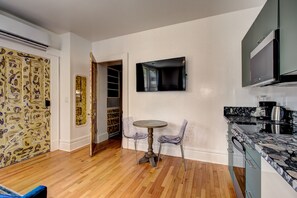 Fridge, microwave, oven, stovetop - Boise-Northend-Downtown-1880 Historic Charm Franklin 104 (Boise)