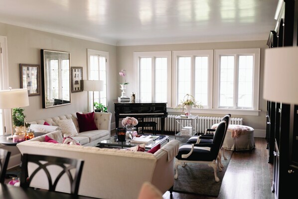 Smart TV, chimenea y libros