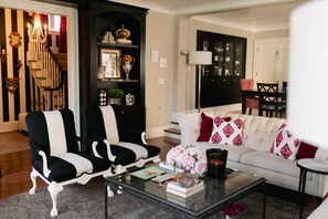 Smart TV, chimenea y libros