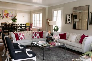 Smart TV, chimenea y libros