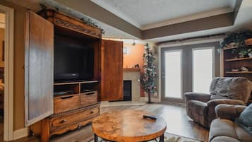 Televisión y chimenea