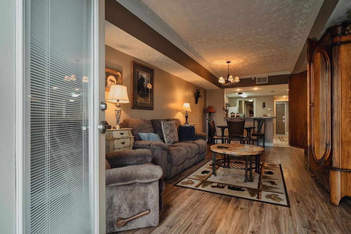 Televisión y chimenea 