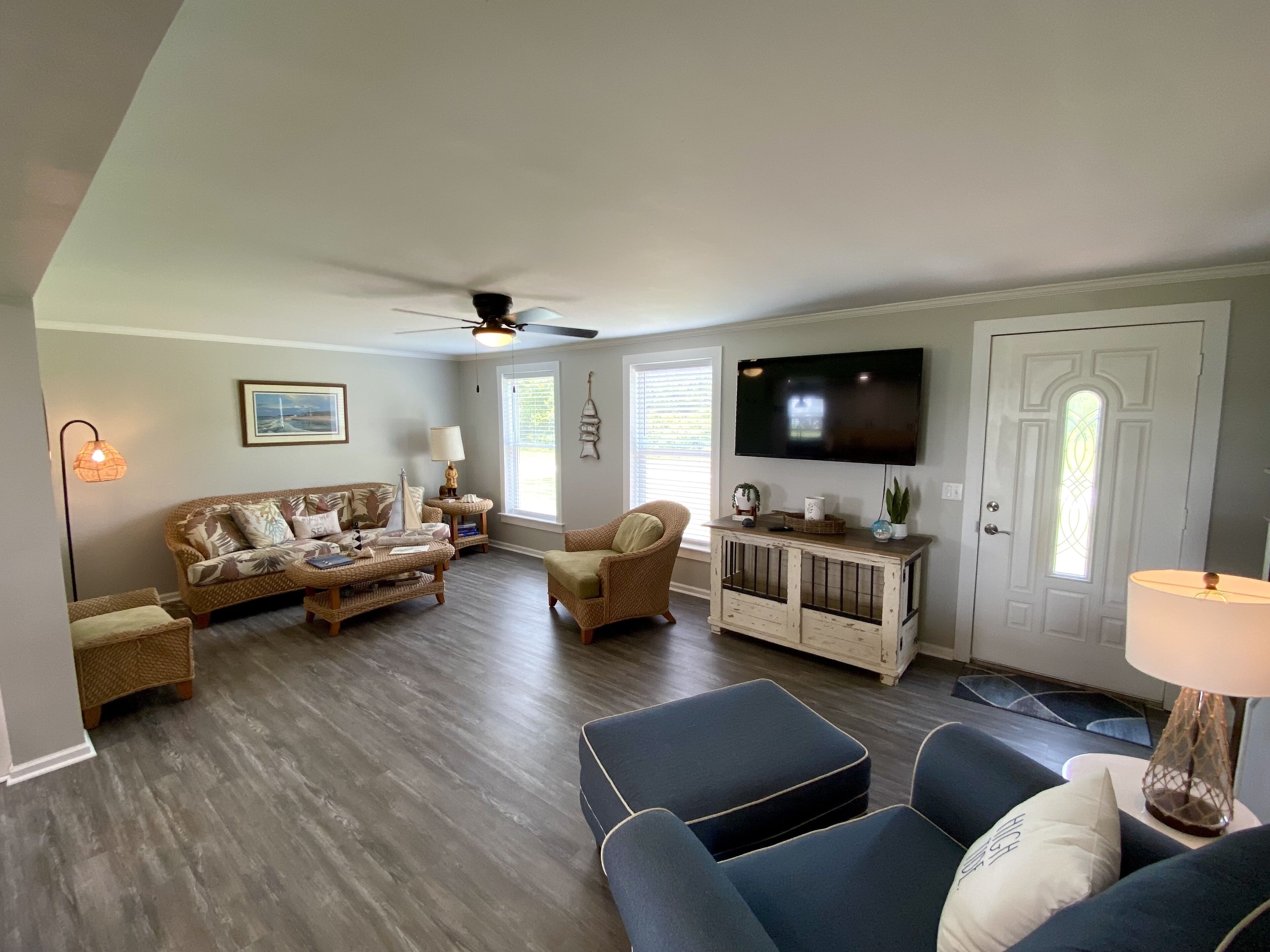 TV connectée, cheminée, livres