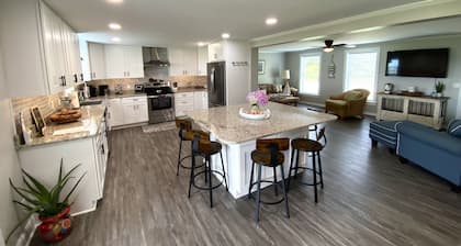 The Yellowfin Inn- Down East Vacation Home with Sound Side Views