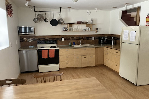 Køleskab, mikrobølgeovn, ovn, kogeplade